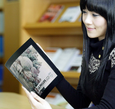philips-flexible-screen-at-ces-2008.jpg