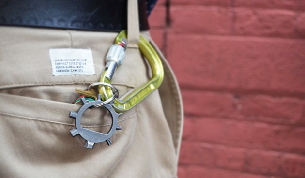 ringtool-multitool-keychain-01