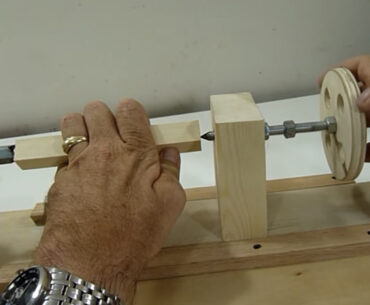 Make a 'Desktop' Mini Lathe With an Old Power Drill