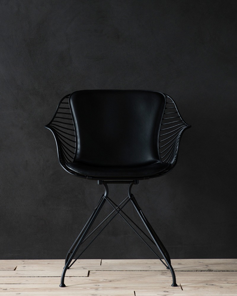 OvergaardAndDyrman_Wire_Dining_Chair_Elegance_Black_Leather_Mat_black_PowderCoated_Steel_frontview