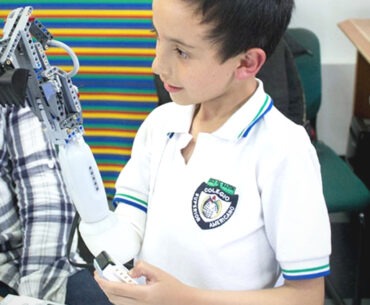 This LEGO-Compatible Prosthetic Arm Lets Kids Design Their Own Prosthetic Device