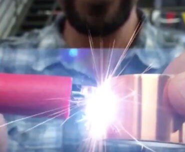 How to Easily Turn Your Smartphone Into a 3D Holographic Projector