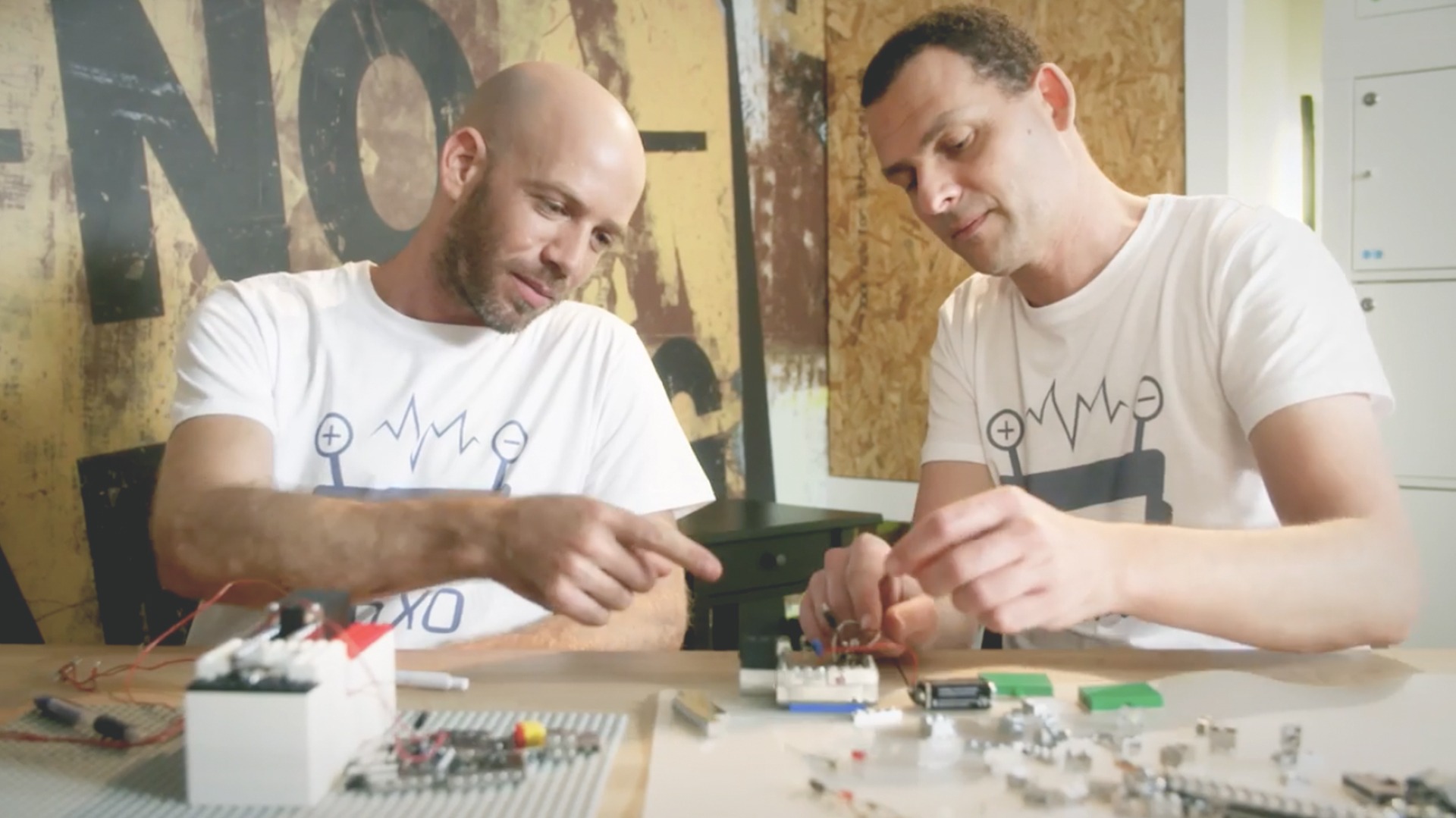 These Connected Building Blocks Created by a Quantum Physicist Teach