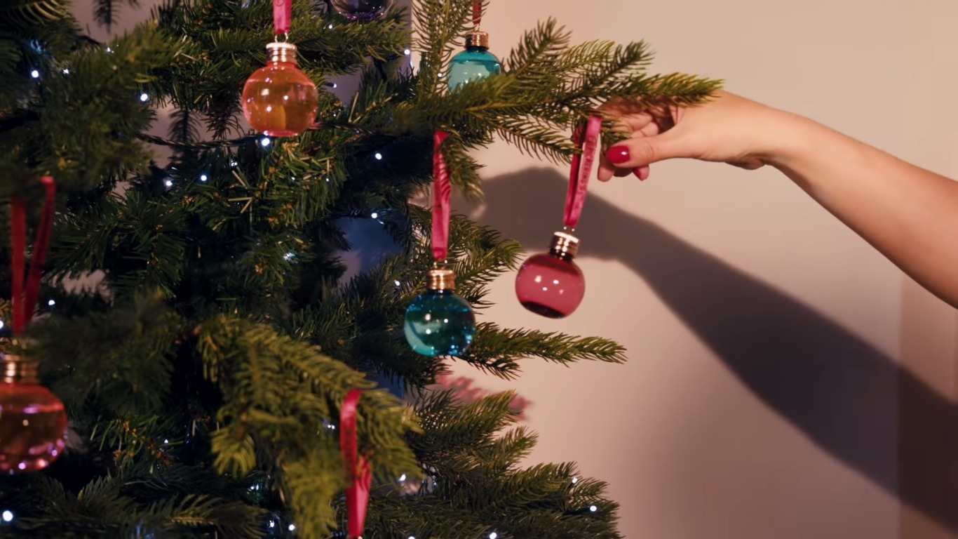 Gin Baubles Encourage You to Decorate the Christmas Tree with Gin-Filled Ornaments - SolidSmack