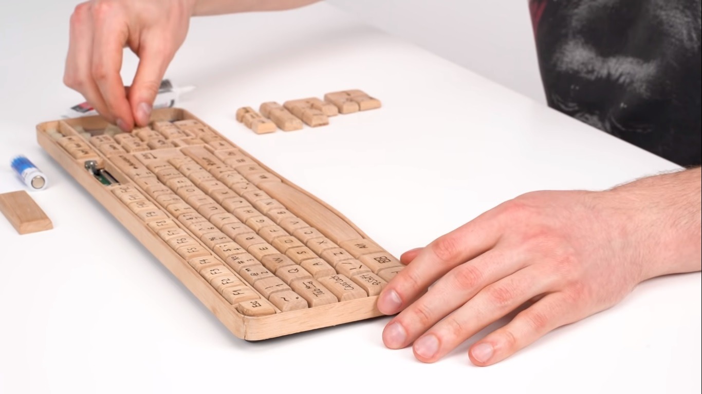The Q’s Handmade Wooden Keyboard Is A Thing of Beauty Science and
