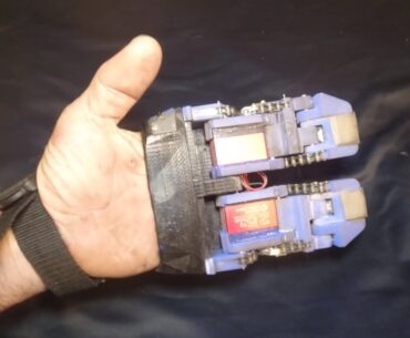 Ian Davis Shows Off His Two-Fingered, Ninja Turle Hand Prosthetic ninja turtle prosthetic