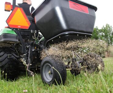 5 Best Fertilizer Spreaders Review and Buyer’s Guide