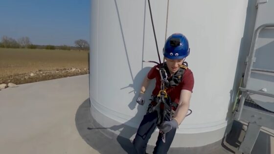 climbing wind turbine
