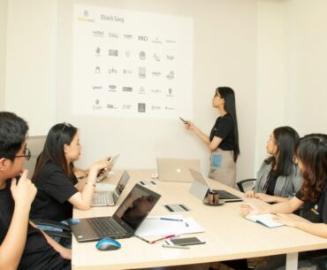 LMS Integration in Customer Service: Streamlining Training Processes for Better Results woman standing near projector screen