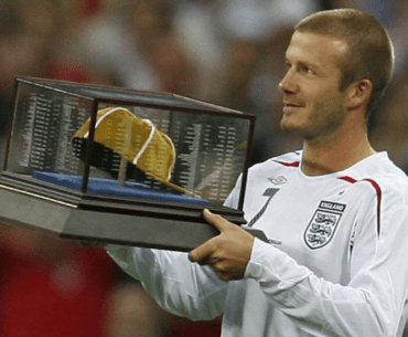 Apa yang disebut sebagai hat trick dalam sepak bola?