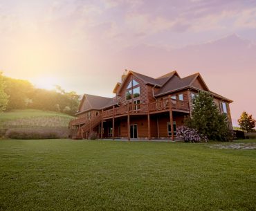 ¿Cómo aprovechar el valor de tu vivienda para mejorar tu calidad de vida? brown wooden house with green grass field