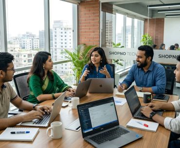 In-House vs. Outsourced Fulfilment: When It’s Time to Make the Switch Five colleagues collaborating around a table in a modern office